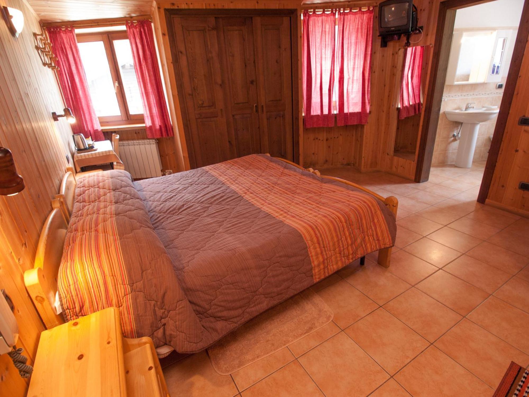 Le Vieux Rascard Chambres D'Hotes Champoluc Ruang foto