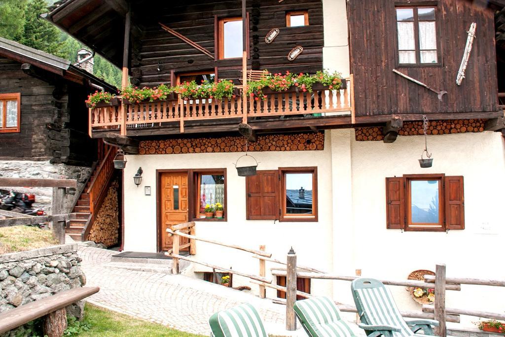 Le Vieux Rascard Chambres D'Hotes Champoluc Bagian luar foto